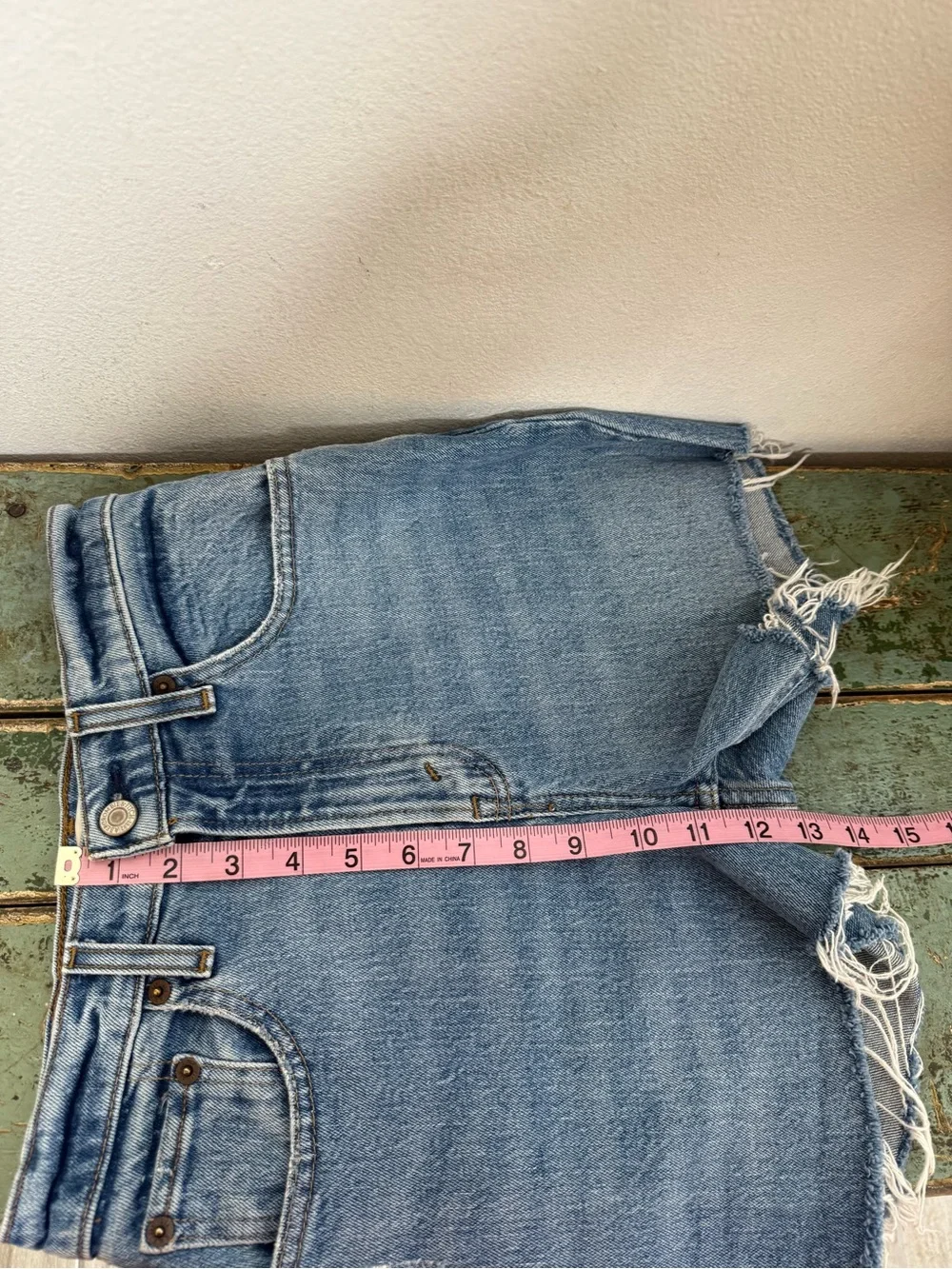 Abercrombie & Fitch CURVE LOVE Ultra High Rise 90s Straight Cut Off Shorts 25S